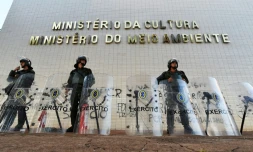 Des membres de la police militaire gardent des bâtiments officiels à Brasilia, le 25 mai 2017
