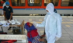 Dans une gare indienne, un passager se fait tester pour le Covid-19, le 14 avril 2021