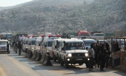 Un convoi de bus et d'ambulances transporte des civils et des combattants rebelles des villages de Fuaa et Kafraya, dans le nord-ouest de la Syrie, le 28 décembre 2015