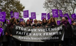 L'actrice Muriel Robin et d'autres militantes lors de la grande marche organisée par Nous Toutes contre les violences faites aux femmes à Paris le 24 novembre 2018