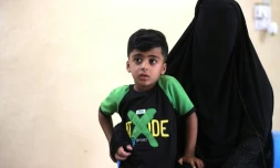 Mohamed, fils de Randa Ahmed, blessé par une balle perdue dans sa maison dans la banlieue de Bagdad, le 20 mai 2024