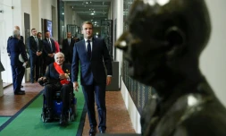 Le président français Emmanuel Macron et Hubert Germain l'un des quatre derniers Compagnons de la Libération encore vivant devant le buste de Charles de Gaulle, au Musée de la Libération, le 18 juin 2020