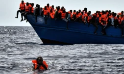 Des migrants attendent d'ĂȘtre secourus en mer MĂ©diterranĂ©e, au large de la cĂŽte libyenne, le 3 octobre 2016