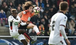 Le milieu de Nice Arnaud Lusamba à la lutte avec celui de Lorient Matteo Guendouzi (c) en Coupe de France au Moustoir, le 8 janvier 2017