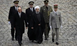 Le président iranien Hassan Rohani (c), le ministre français des Affaires étrangÚres Laurent Fabius, lors d'une cérémonie aux Invalides, le 28 janvier 2016 à Paris