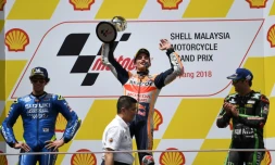 L'Espagnol Marc Marquez (Honda), trophée levé sur le podium aprÚs sa victoire au GP de Malaisie, catégorie MotoGP, le 4 octobre 2018 à Sepang