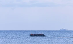Des migrants tentent de traverser la Manche à bord d'un bateau de passeurs au large de Gravelines, dans le nord de la France, le 14 avril 2026