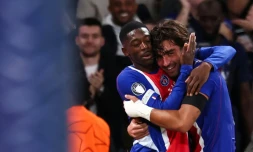 Les attaquants du Paris SG Ferran Torres (droite) et Ousmane Dembélé lors du match de Ligue des champions contre Bratislava le 9 septembre 2026 à Paris
