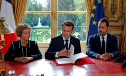 Emmanuel Macron, aux côtés de Muriel Penicaud et Christophe Castaner signe les ordonnances réformant le droit du travail, le 22 septembre 2017 à l'Elysée