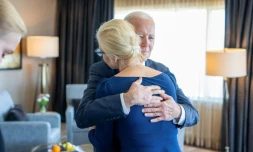 Photo diffusée par la Maison Blanche, le 22 février 2024, du président américain Joe Biden serrant dans ses bras Ioulia Navalnaïa, la veuve de l'opposant russe Alexeï Navalny, mort en prison, lors d'une rencontre à San Francisco, en Californie