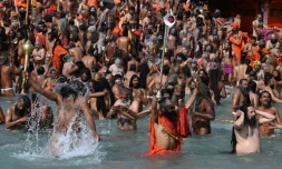 Des sadhous, célèbres ermites hindous, se baignent dans les eaux du Gange à Haridwar (Inde) le 11 mars 2021