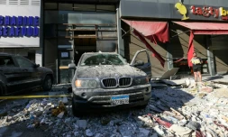 Une voiture détruite sur le site d'une frappe aérienne israélienne dans la banlieue sud de Beyrouth, le 26 septembre 2024