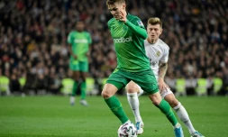 Le milieu norvégien de la Real Sociedad Martin Odegaard devance le milieu allemand du Real Madrid Toni Kross en quart de finale de la Coupe du Roi, le 6 février 2020 au stade Santiago-Bernabeu de Madrid
