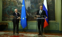 Le ministre russe des affaires étrangÚres Sergueï Lavrov (d) et le haut représentant de l'Union européenne pour les affaires étrangÚres et la politique de sécurité Josep Borrell en conférence de presse commune, le 5 février 2021 à Moscou