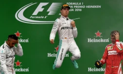 L'Allemand Nico Rosberg (Mercedes) bondit de joie sur le podium après sa victoire au GP d'Italie à Monza, le 4 septembre 2016