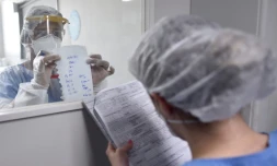 Des soignants échangent des informations dans un hÎpital de Belo Horizonte (Brésil), le 1er juin 2020