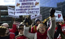 Manifestation de malades de l'hépatite C et de leurs partisans devant un laboratoire Gilead à Madrid le 5 février 2015