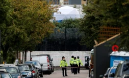 Des policiers londoniens derrière un cordon de sécurité non loin de la rame de métro dans laquelle une bombe a explosé, le 15 septembre 2017 