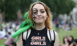Une jeune femme arbore les couleurs des suffragettes (vert, blanc et violet) pour fêter le 100e anniversaire du droit de vote des femmes au Royaume-Uni, à Londres le 10 juin 2018