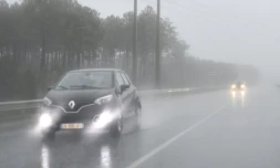 Des voitures sous la pluie et le vent le 5 février 2017 à Arès, dans le Sud-Ouest de la France