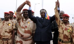 Le président tchadien Idriss Déby Itno (centre) entouré de chefs militaires et de son fils Mahamat Idriss Déby (droite) lors d'une cérémonie de retour d'un contingent déployé au Mali, à N'Djamena le 13 mai 2013