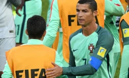 L'attaquant du Portugal Cristiano Ronaldo, auteur de l'unique but de la rencontre face à la Russie en Coupe des  Confédérations, salue les arbitres, le 21 juin 2017 à Moscou