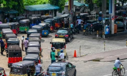 Une longue file de véhicules devant une station-service de Colombo, la capitale du Sri Lanka, le 2 mai 2022