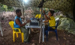 Une guérillera anime une radio des Farc à San José de Oriente, en Colombie, le 28 février 2017 