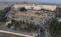 Des Syriens entrent dans la prison de Saydnaya, près de Damas, le 9 décembre 2024 au lendemain de sa capture par les rebelles