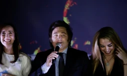 LâĂ©conomiste ultralibĂ©ral Javier Milei (C), vainqueur de la prĂ©sidentielle en Argentine, s'adresse Ă ses partisans Ă Buenos Aires le 19 novembre 2023 aux cĂŽtĂ©s de sa colistiĂšre Victoria Villarruel (G) et de sa compagne Fatima Florez