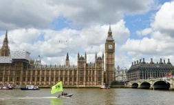 Un bateau avec un drapeau disant "In", pour le maintien du Royaume-Uni dans l'Union européenne, s'oppose au bateau demandant la sortie du pays, le 15 juin 2016, à Londres