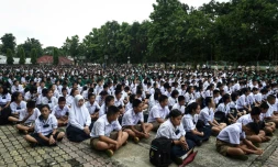 Des camarades d'école des douze enfants disparus avec leur entraîneur dans une grotte en Thaïlande prient pour qu'ils soient retrouvés, le 2 juillet 2018 à Mae Sai 