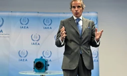 Le directeur général de l'AIEA Rafael Grossi à côté d'une caméra de surveillance utilisée en Iran, lors d'une conférence de presse, le 9 juin 2022 à Vienne