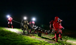 Des militaires de secours en montagne transportent les corps de deux Ukrainiens retrouvĂ©s morts sur un terrain accidentĂ© proche de la frontiĂšre entre la Roumanie et lâUkraine dans les montagnes de Maramures, le 15 mai 2024