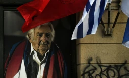 Immense image de l'ancien président uruguayen (2010-2015) José "Pepe" Mujica au siège du parti Frente Amplio à Montevideo, le 13 mai 2025, après l'annonce de sa mort