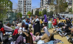 Des habitants d'Istanbul attendent dans un parc après un séisme suivi de plusieurs répliques, le 23 avril 2025
