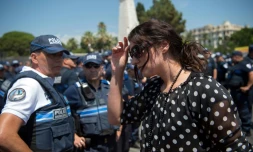 La policiÚre municipale Sandra Bertin à son arrivée à une cérémonie en hommage aux victimes de l'attentat le 25 juillet 2016 à Nice