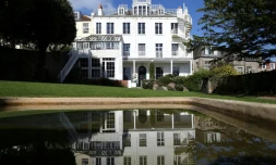 Hauteville House apparaît comme une grande maison blanche à Saint-Pierre-Port sur l'ile de  Guernsey, le 3 octobre 2017