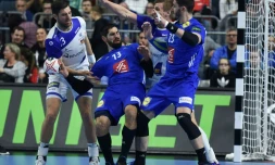 Nikola Karabatic, à l'attaque, profite de l'écran posé par Ludovic Fabregas, pour tenter un jet contre l'Islande à Cologne, le 20 janvier 2019 