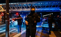 Des forces de police à proximité du lieu de l'agresssion mortelle d'un touriste allemand, près de la tour Eiffel, à Paris le 2 décembre 2023