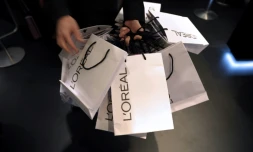 Le groupe L'Oréal a décidé de retirer certains mots, tels que "blanchissant", de la description de ses produits cosmétiques sur ses emballages, dans un contexte mondial de manifestations anti-racistes