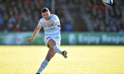 L'ouvreur écossais du Racing 92 Finn Russell tente une transformation contre les Saracens en Coupe d'Europe le 19 janvier 2020 à l'Allianz Park de Londres