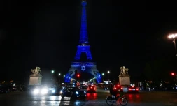 La Tour Eiffel à Paris illuminée avecl'étoile de David et les couleurs du drapeau d'Israël, le 9 octobre 2023