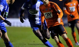 Le Lorientais Maxime Barthelmé (d) lors du match de 8es de finale de la Coupe de France à Sarre-Union, le 10 février 2016