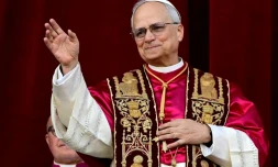 Le pape Léon XIV salue la foule, le 9 mai 2025 au Vatican