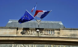 Des drapeaux européen et français flottent au-dessus de l'entrée principale du Conseil d'Etat, le 10 octobre 2010 à Paris