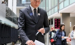 L'Ă©conomiste Gitanas Nauseda, arrivĂ© en tĂȘte du premier tour de l'Ă©lection prĂ©sidentielle en Lituanie, a votĂ© par anticipation le 10 mai 2019 Ă Vilnius