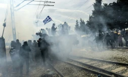 Tir de gaz lacrymogènes contre des migrants le 11 avril 2016 à Idomeni
