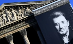 Un portrait géant de Johnny Hallyday devant l'église de la Madeleine, à Paris, le 9 décembre 2017