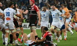 La joie des Castrais Florent Vanverberghe (d) et du capitaine Mathieu Babillot vainqueurs de Toulouse en demi-finale du Top 14, le 17 juin 2022 à Nice